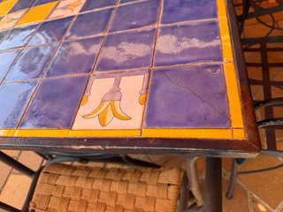 Mesa de forja y azulejos hecha a mano