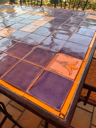 Mesa de forja y azulejos hecha a mano