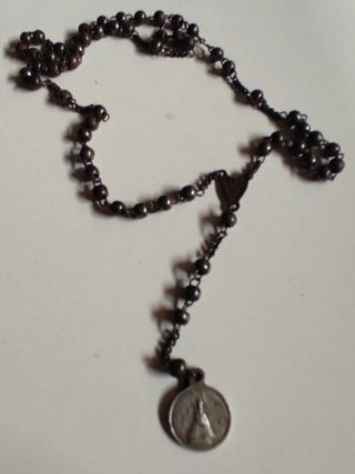 Rosario antiguo con medalla