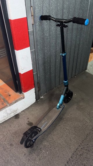 Patinete azul y gris con casco oxelo de regalo
