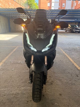Honda ADV 350 Negra