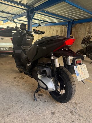 Honda ADV 350 Negra