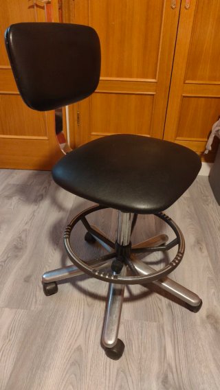 Silla giratoria escritorio cuero y metal.