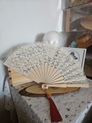 Elegante abanico de encaje beige con borla caldera