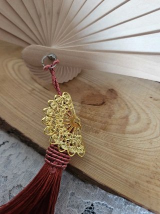 Elegante abanico de encaje beige con borla caldera