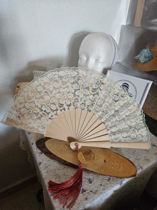 Elegante abanico de encaje beige con borla caldera