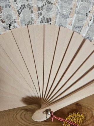 Elegante abanico de encaje beige con borla caldera