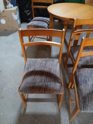 Juego de 4 sillas de madera tapizadas