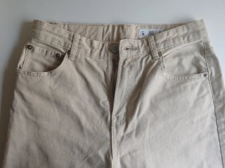 Pantalón vaquero ancho tono crudo