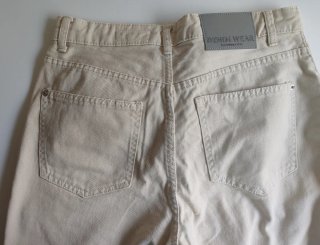 Pantalón vaquero ancho tono crudo
