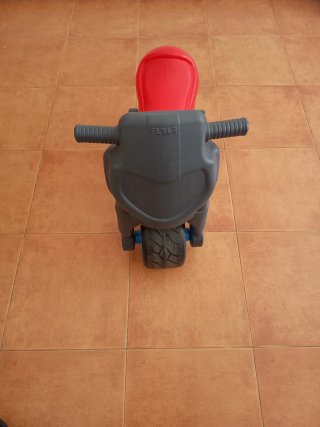 Moto correpasillos Feber roja y gris