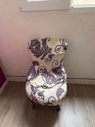 Cocina de juguete rosa y 2 sillas