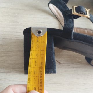Sandalias negras con lazo y perlas