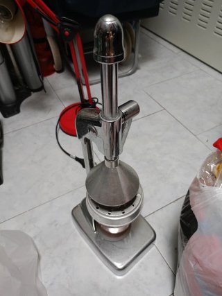 Exprimidor manual vintage cromado