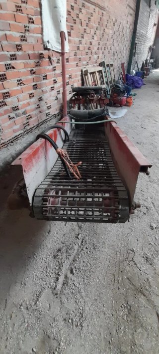 Tractor Deutz-Fahr con máquina zanahorias Simon