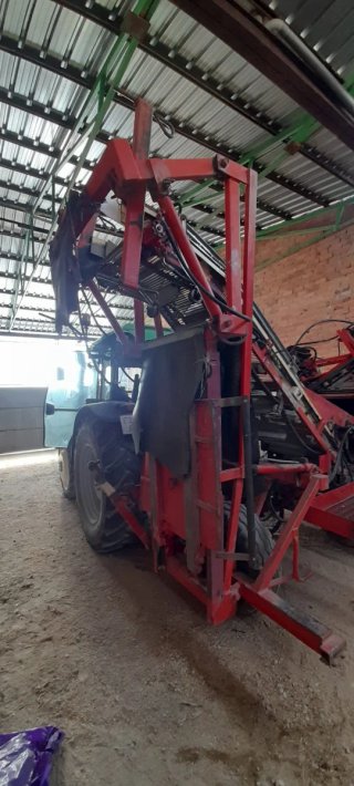 Tractor Deutz-Fahr con máquina zanahorias Simon