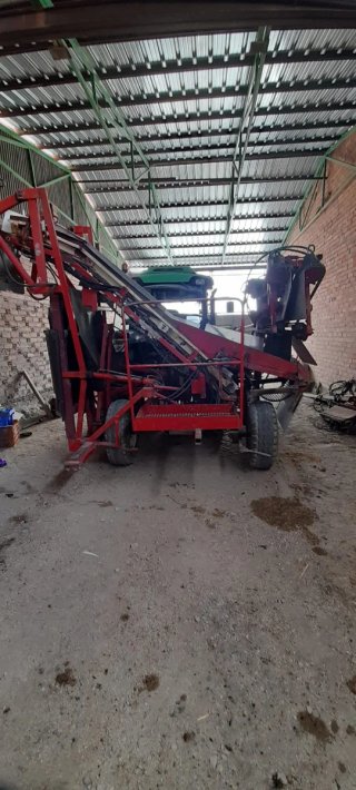 Tractor Deutz-Fahr con máquina zanahorias Simon