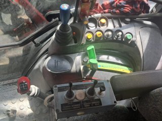 Tractor Deutz-Fahr con máquina zanahorias Simon