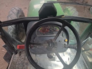 Tractor Deutz-Fahr con máquina zanahorias Simon