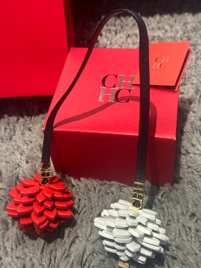 Llavero - Charm Carolina Herrera jazmin piel