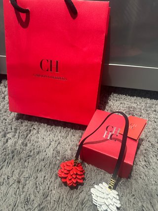 Llavero - Charm Carolina Herrera jazmin piel