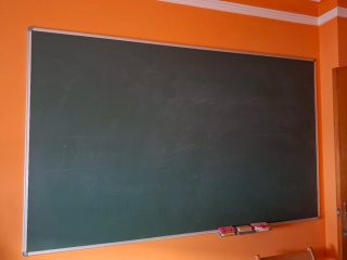 Pizarra verde con marco metálico