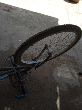 Bicicleta Montaña sillín manchado y rueda desinfla