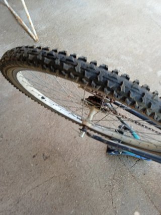 Bicicleta Montaña sillín manchado y rueda desinfla