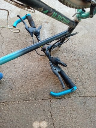 Bicicleta Montaña sillín manchado y rueda desinfla