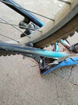 Bicicleta Montaña sillín manchado y rueda desinfla