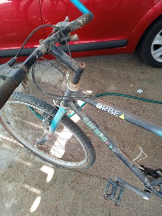 Bicicleta Montaña sillín manchado y rueda desinfla
