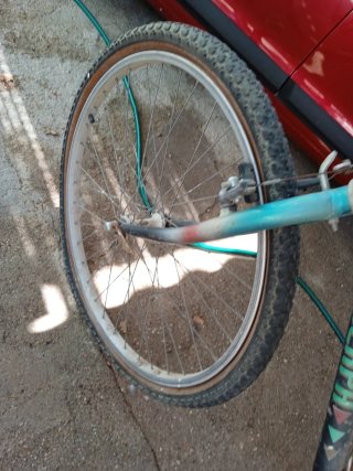 Bicicleta Montaña sillín manchado y rueda desinfla