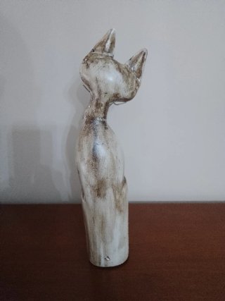 Gato de cerámica beig y blanco.