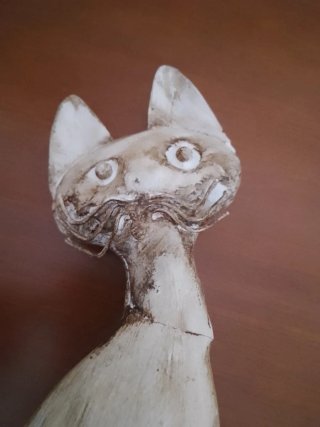 Gato de cerámica beig y blanco.
