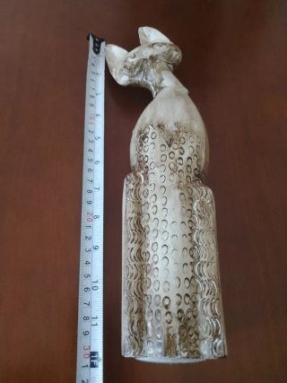 Gato de cerámica beig y blanco.
