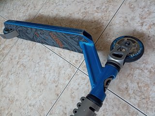 Patinete azul con diseño de tigre