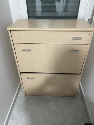 Zapatero de madera beige