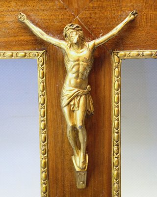 Crucifijo antiguo. Madera y metal dorado.