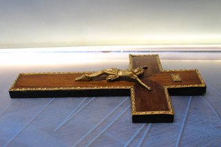 Crucifijo antiguo. Madera y metal dorado.