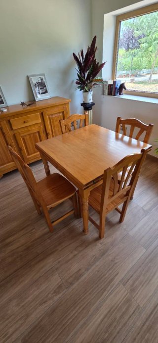 Mesa con quatro sillas todo de madera.
