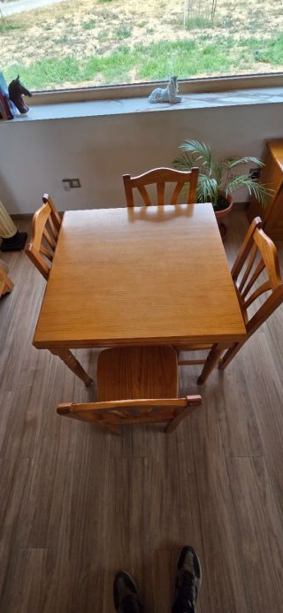 Mesa con quatro sillas todo de madera.