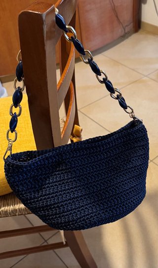 Borsa artigianale all’uncinetto blu navy