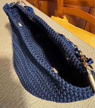 Borsa artigianale all’uncinetto blu navy
