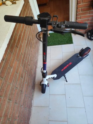 Patinete eléctrico blanco y azul