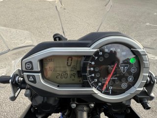 Moto trail Triumph Tiger 800 XRX de color Azul.