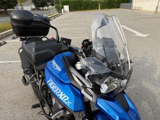 Moto trail Triumph Tiger 800 XRX de color Azul.