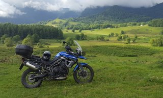 Moto trail Triumph Tiger 800 XRX de color Azul.
