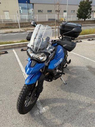 Moto trail Triumph Tiger 800 XRX de color Azul.