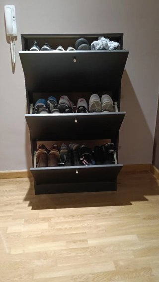 Zapatero de madera oscuro