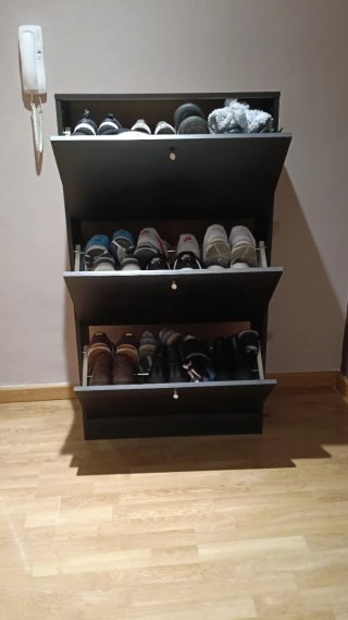 Zapatero de madera oscuro